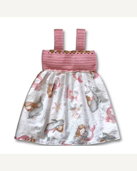 Robe enfant avec détails en crochet rose faite à la main