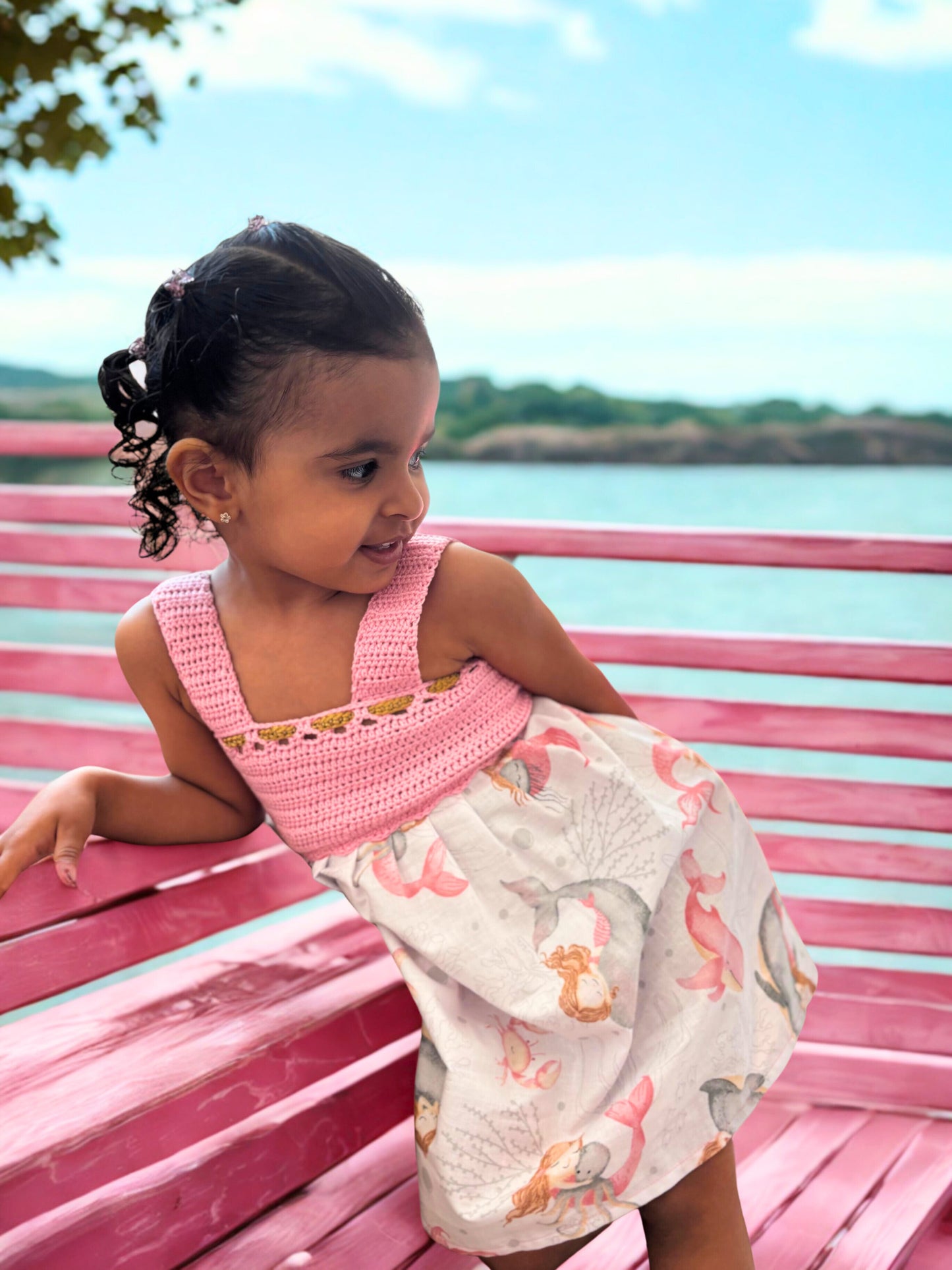 Robe enfant avec détails en crochet rose faite à la main