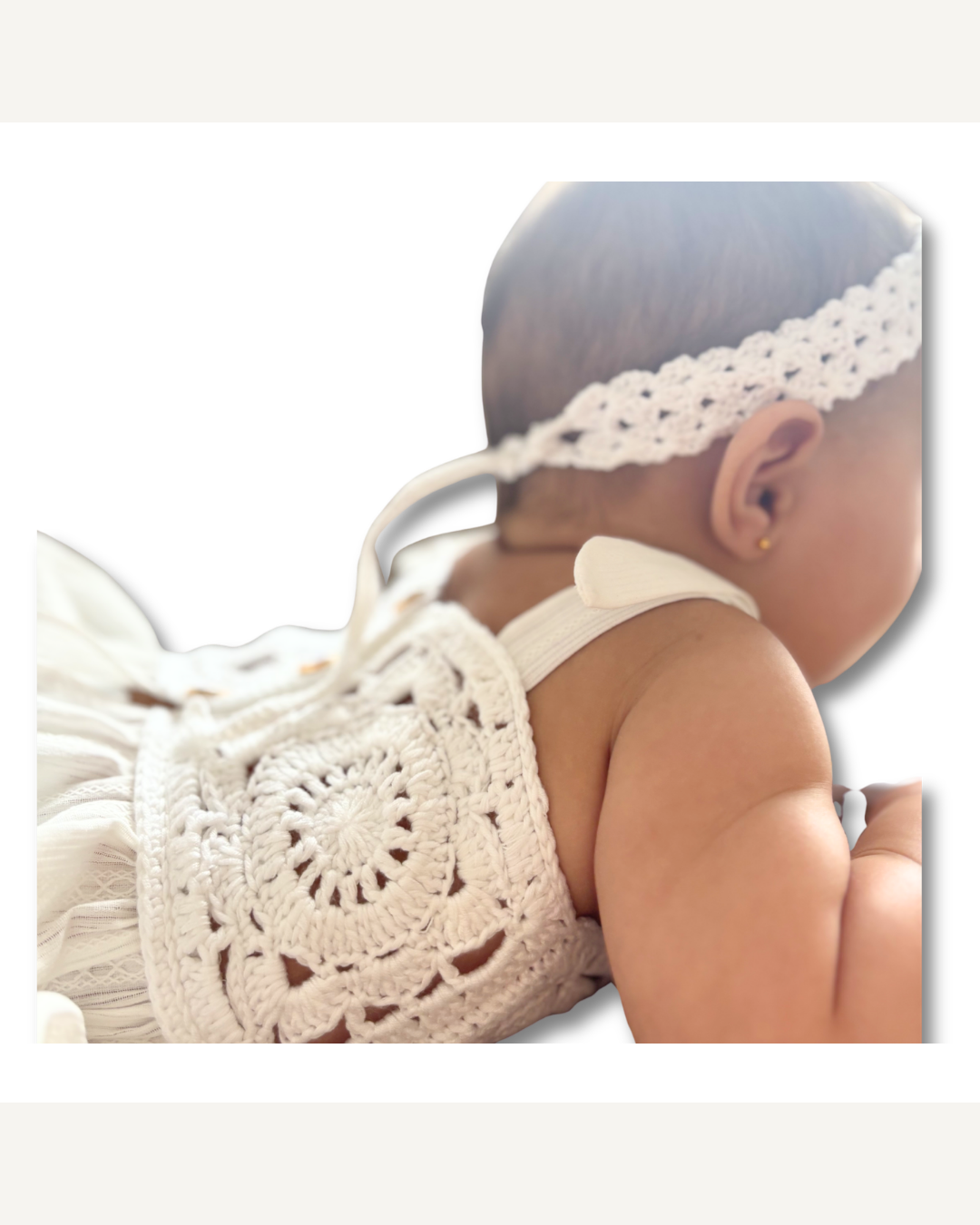 Robe enfant avec détails en crochet blanc faite à la main