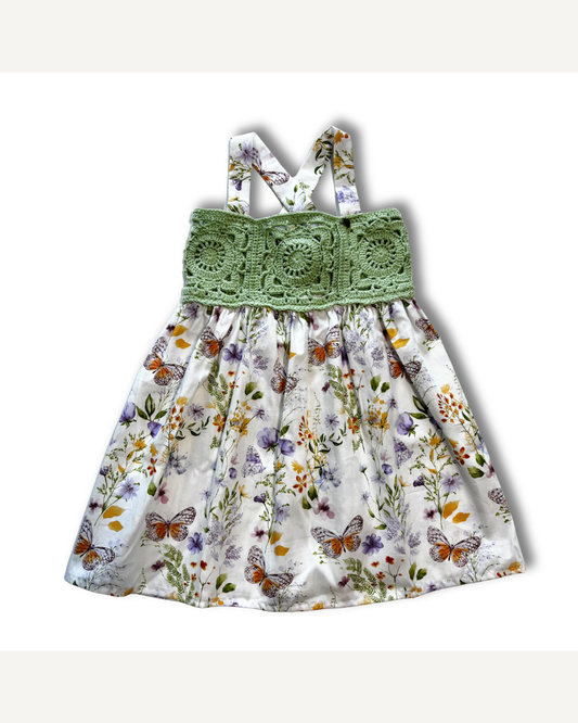 Robe enfant fleurie avec détails en crochet vert faite à la main