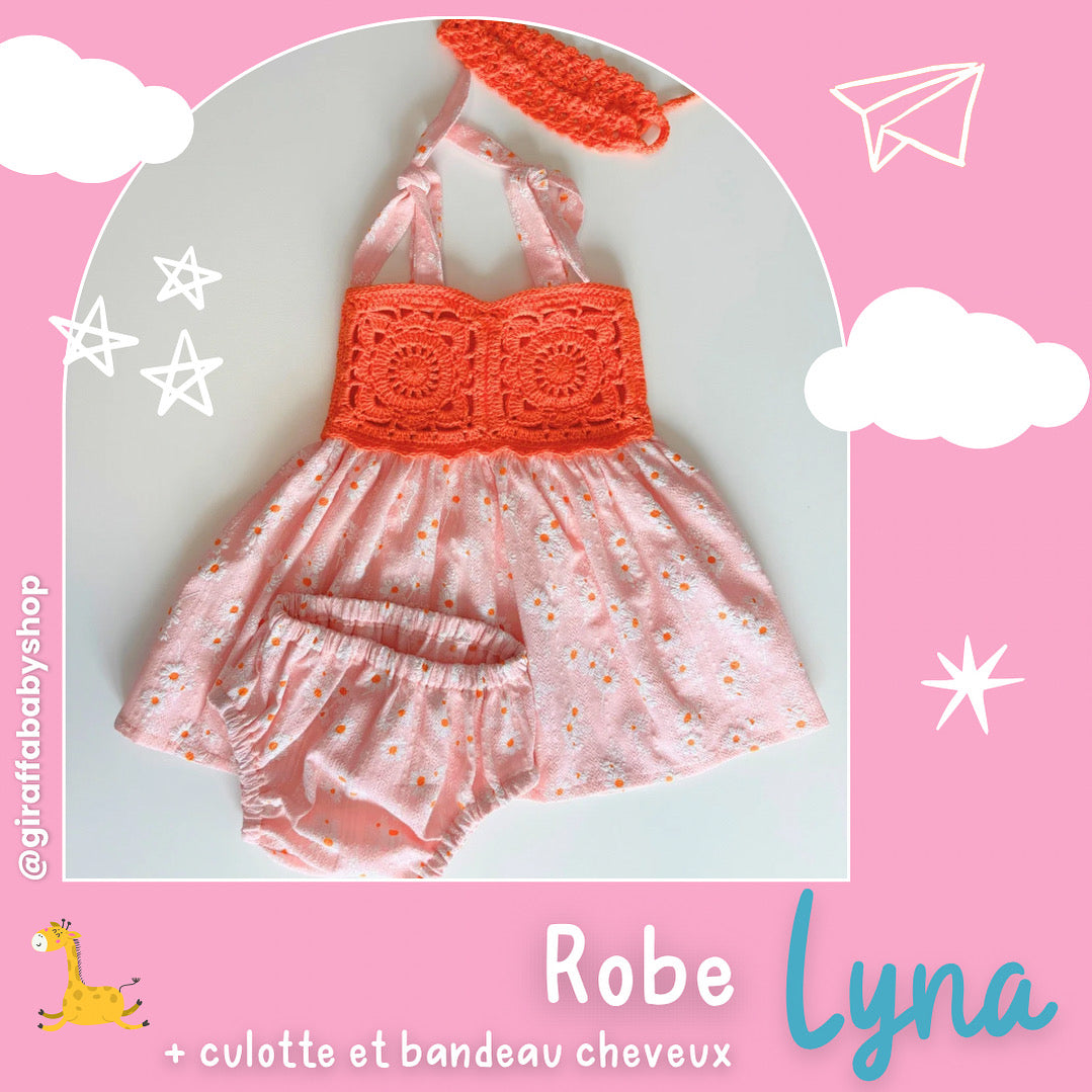 Robe enfant fleurie avec détails en crochet orange faite à la main