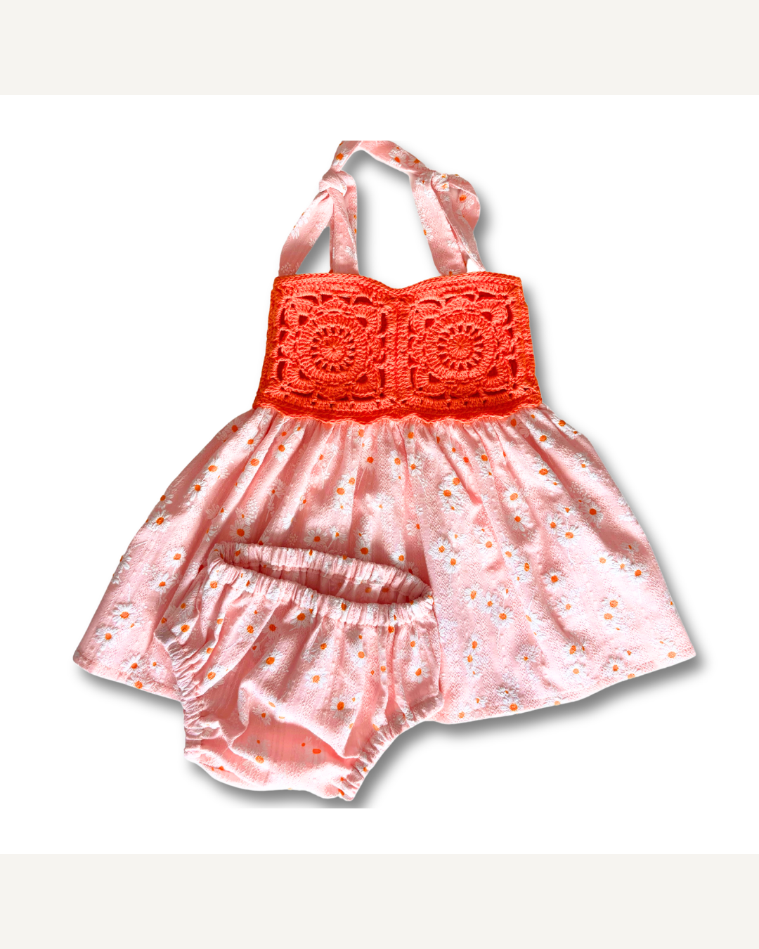Robe enfant fleurie avec détails en crochet orange faite à la main