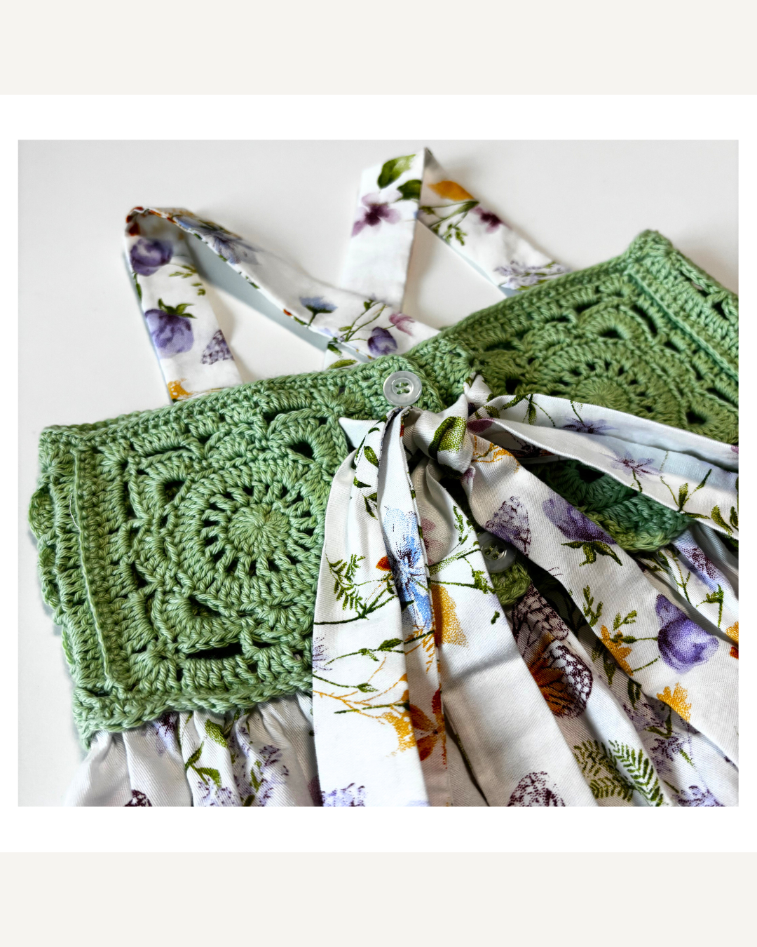 Robe enfant fleurie avec détails en crochet vert faite à la main