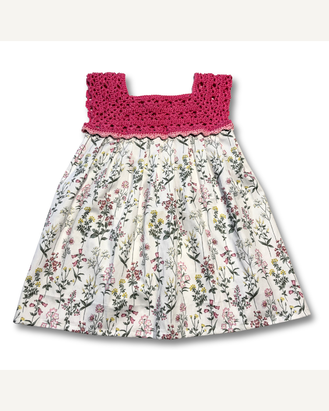 Robe enfant fleurie avec détails en crochet rose faite à la main